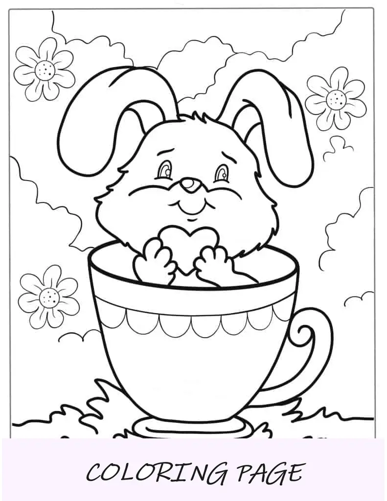 Adorabile coniglio che tiene il cuore seduto nella tazza di tè